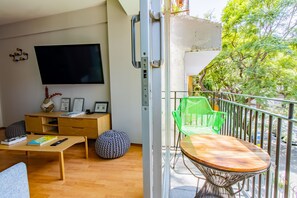 Deluxe Apartment, Balcony (301) | Living area | 50-inch flat-screen TV with cable channels, offices - Capitalia Anzures Polanco (Mexico City)