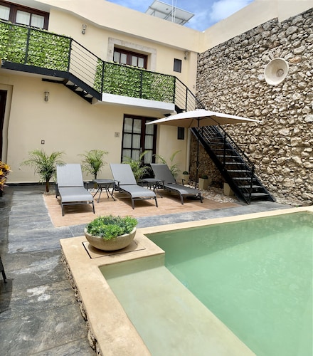 Central Deluxe room 2 blocks from Main Square