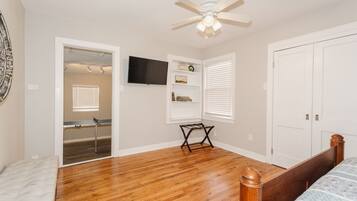 3 Schlafzimmer, Schreibtisch, Bügeleisen/Bügelbrett, Reisekinderbett