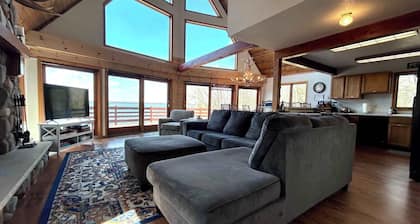 Elk House Hideaway on Lake Gogebic~Hot Tub & Sauna