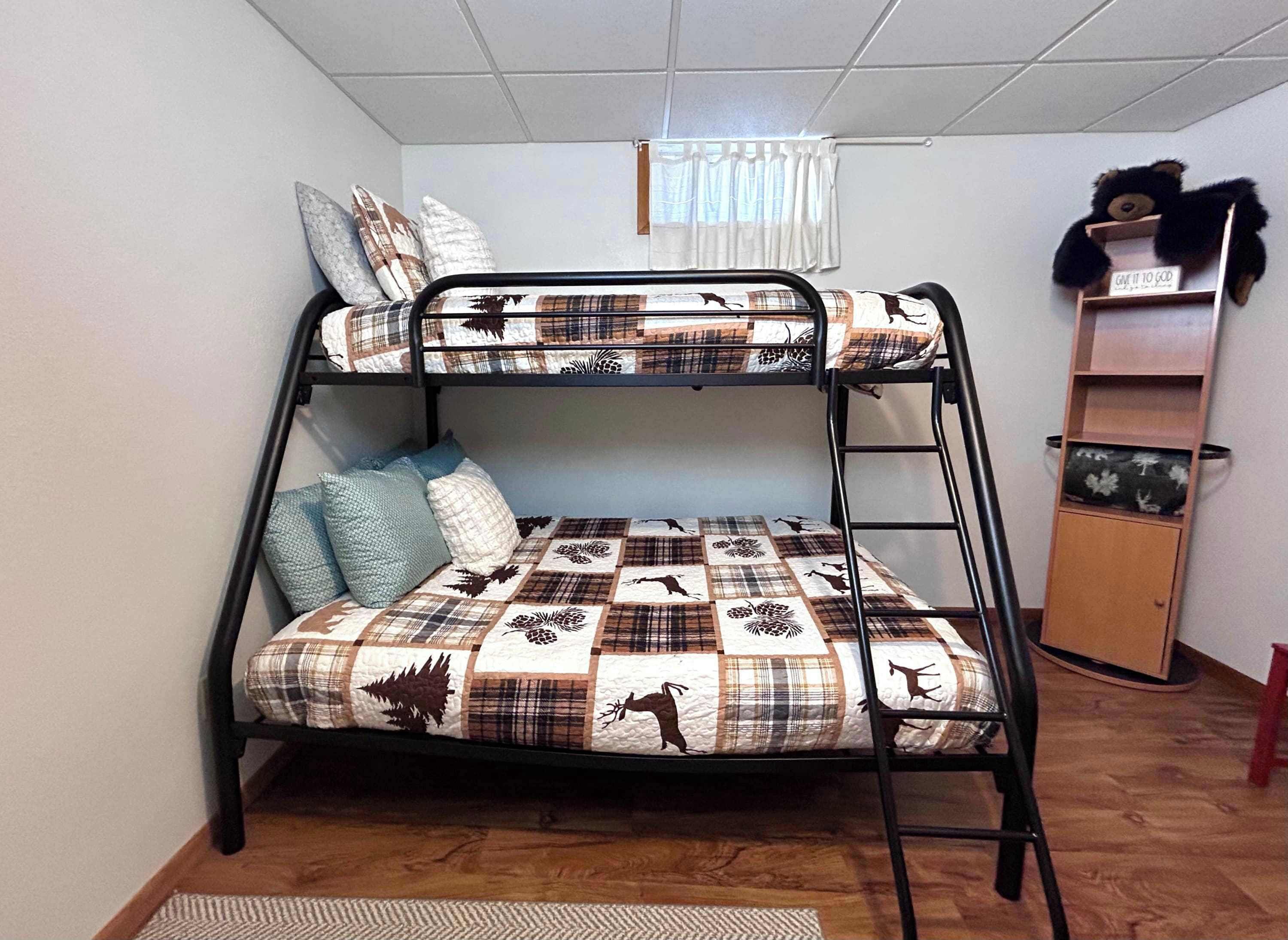 5 bedrooms, iron/ironing board, WiFi, bed sheets