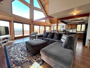 Télévision, cheminée, livres