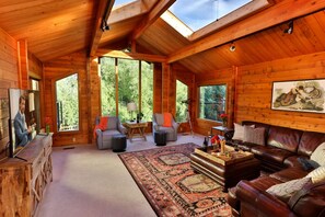 Smart TV, chimenea y impresora 