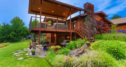 Wood Duck Lodge · Amazing cedar log home with private lake