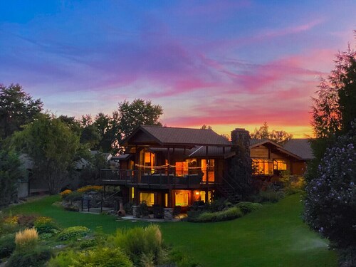 Wood Duck Lodge · Amazing cedar log home with private lake