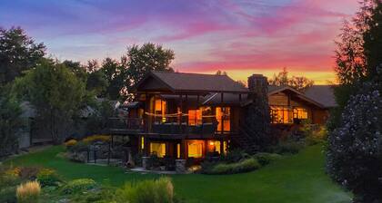 Wood Duck Lodge · Amazing cedar log home with private lake