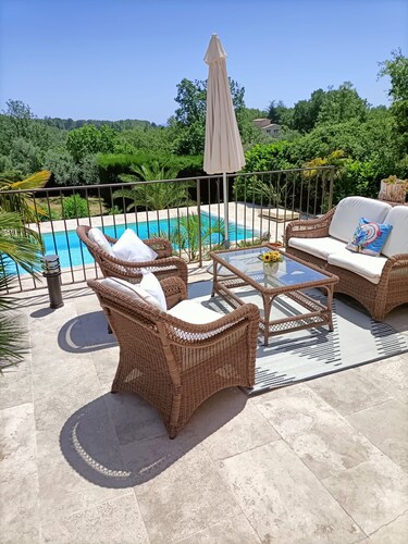 Magnificent Provencal villa amidst vineyards in absolute calm