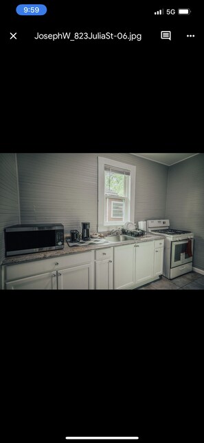 Private kitchen - Minutes away from LSU , Downtown, State Capital, and River Center (Baton Rouge)