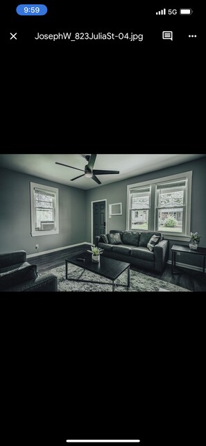Living area - Minutes away from LSU , Downtown, State Capital, and River Center (Baton Rouge)