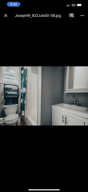 Bathroom - Minutes away from LSU , Downtown, State Capital, and River Center (Baton Rouge)