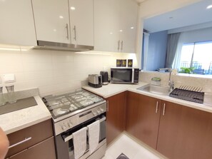 Luxury Apartment | Private kitchen | Fridge, microwave, oven, stovetop - SuperHost - Chic Apartment With Balcony Close to Burj Khalifa (Dubai)