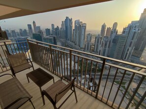 Luxury Apartment | Balcony - SuperHost - Chic Apartment With Balcony Close to Burj Khalifa (Dubai)