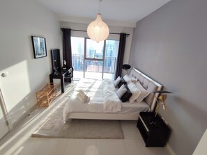 Luxury Apartment | 1 bedroom, individually furnished, free WiFi, bed sheets - SuperHost - Chic Apartment With Balcony Close to Burj Khalifa (Dubai)