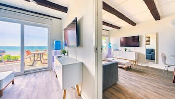 Townhouse Suite 201 - 2 Storeys | Living area | 49-inch Smart TV with digital channels, TV, streaming services