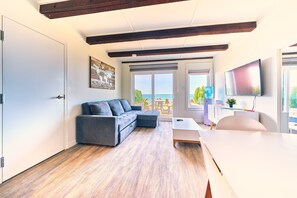 Townhome Suite 202 - 2 Storeys | Living area