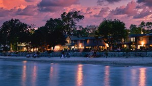 A beachfront hotel with multiple buildings, a sandy beach, and a calm sea. - Long Beach Resort (Wainfleet)