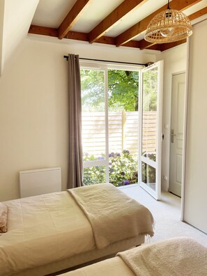 2 bedrooms, in-room safe, desk, iron/ironing board