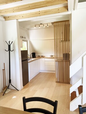 Een koelkast, een microgolfoven, een oven, een kookplaat