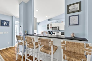 Fridge, microwave, oven, stovetop - Stunning Waterfront Oasis: Pool & New Seawall (Marco Island)