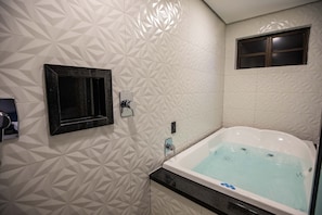 Deluxe Studio | Bathroom | Free toiletries, hair dryer, bathrobes, slippers - Drops Motel Campinas (Campinas)