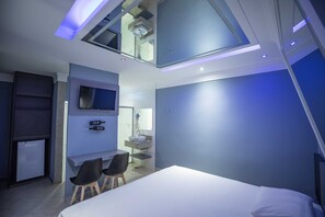 Business Studio Suite | Bathroom | Free toiletries, hair dryer, bathrobes, slippers - Drops Motel Campinas (Campinas)