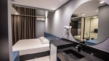 Estudio Deluxe | Minibar, escritorio, wifi gratis y ropa de cama