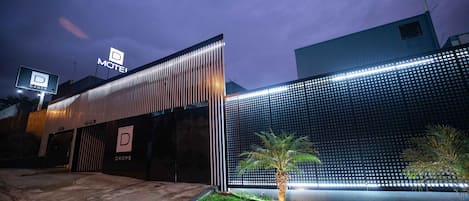 Fachada da propriedade à noite