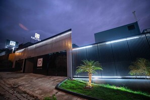 Fachada da propriedade à noite