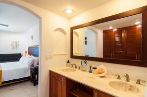 تجهيزات دش، مجففات شعر، مناشف، صابون