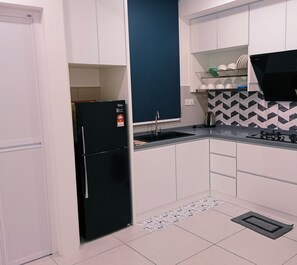 Fridge, stovetop, electric kettle, cookware/dishes/utensils