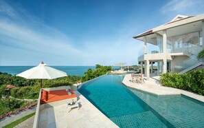 A modern resort with a large infinity pool, a private lounge area, and a view of the ocean. - Baan Bon Khao - Choeng Mon (Koh Samui)