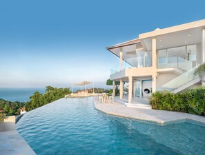 A modern house with a large infinity pool, a glass balustrade, and a view of the sea. - Baan Bon Khao - Choeng Mon (Koh Samui)