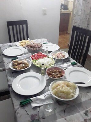 Refrigerador con freezer, utensilios de cocina, mesa de comedor