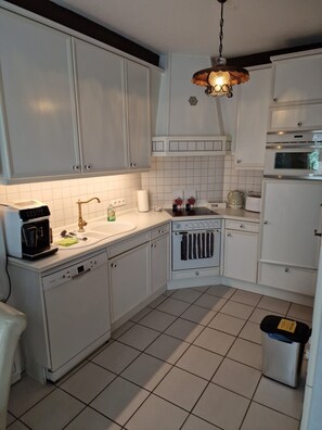 Een koelkast, een microgolfoven, een oven, een kookplaat