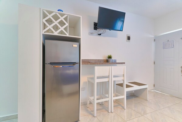 Triple Room | Living area | 32-inch Smart TV with cable channels, TV, Netflix - Costa Love Aparta-Hotel (Punta Cana)