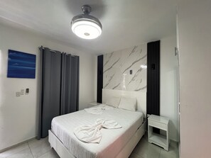 Dobbeltrom – deluxe | Safe på rommet, individuelt dekorert, individuelt innredet og skrivebord