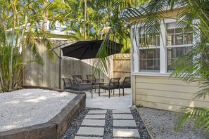Outdoor dining - Spacious 3BR Home w/ Yard.. Steps to Golf Course (Lake Worth)