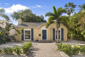Exterior - Spacious 3BR Home w/ Yard.. Steps to Golf Course (Lake Worth)