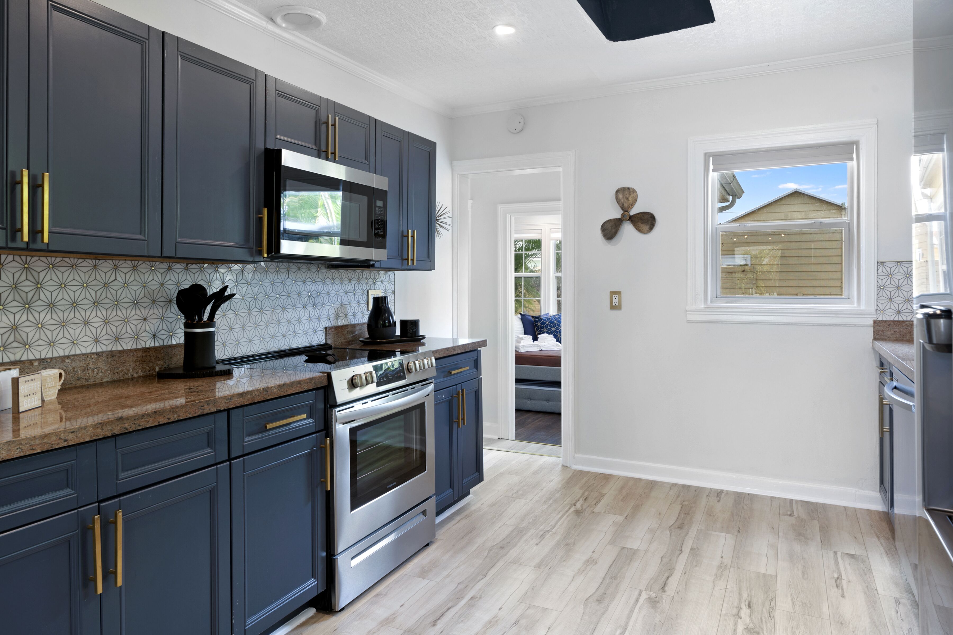 Frigorifero, microonde, forno, piano cottura