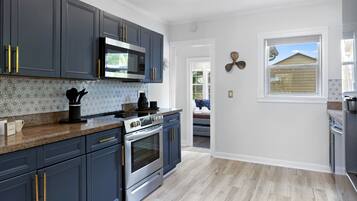 Frigorifero, microonde, forno, piano cottura