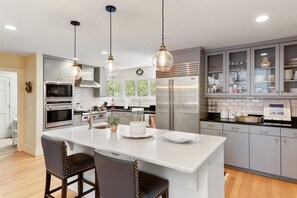 冷蔵庫、電子レンジ、オーブン、コンロ