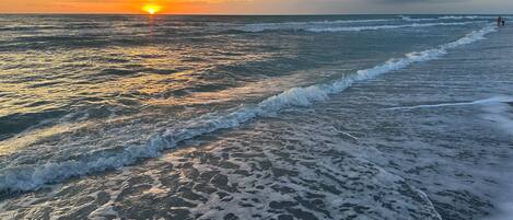 Vlak bij het strand, ligstoelen, strandlakens
