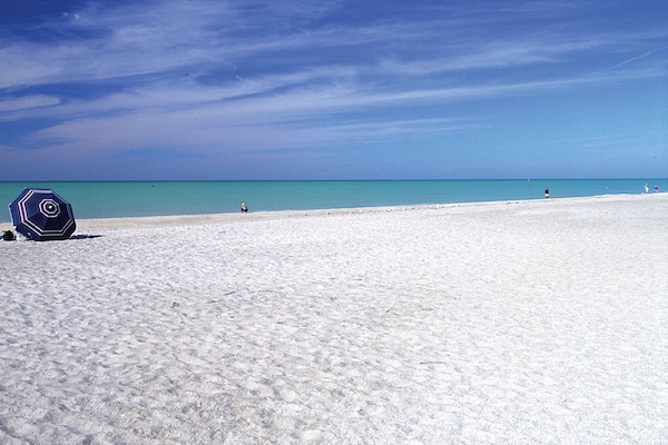 Plage à proximité, chaises longues, serviettes de plage