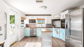 Coffee/tea maker, fridge, microwave, oven