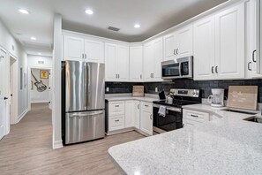 Frigorifero, microonde, forno, piano cottura