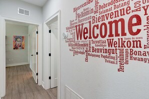Interior - ♪Bungalow of Soul♬6 King Beds Nxt②Dwntwn w/Balcony Outdoor Seating (Tampa)