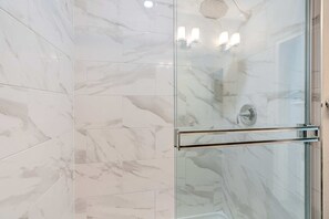 Combined shower/bathtub, hair dryer, bidet, towels - ♪Bungalow of Soul♬6 King Beds Nxt②Dwntwn w/Balcony Outdoor Seating (Tampa)