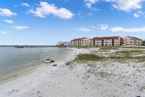 Situated beachfront, this hotel offers stunning views of the ocean and a pier.