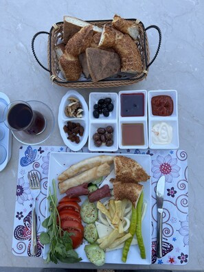 Desayuno típico de la región gratuito y diario