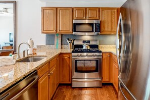 Frigorifero, microonde, forno, piano cottura